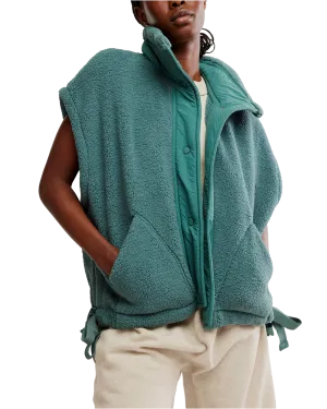 Scout It Out Gilet in Midnight Jade